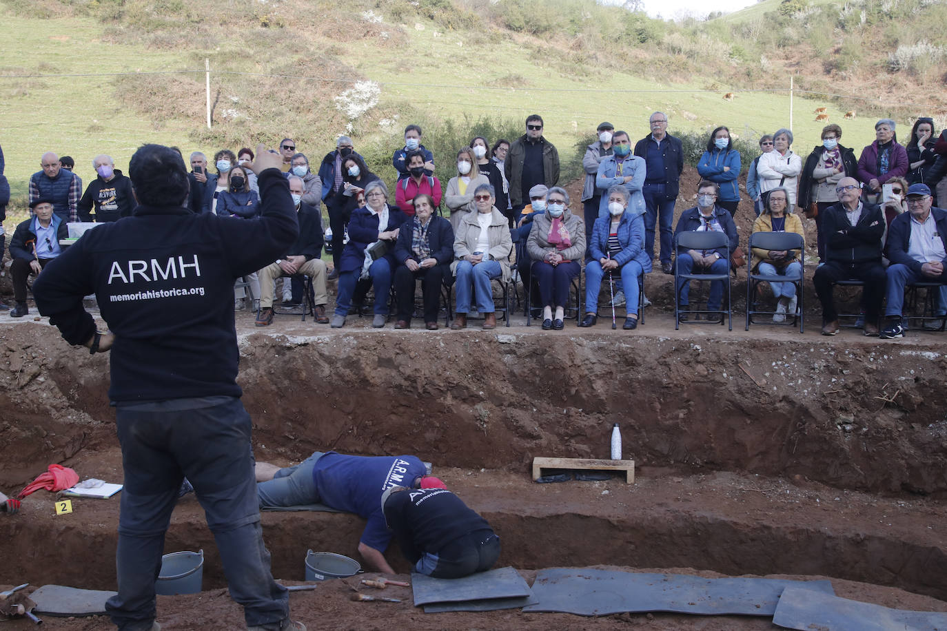 Las familias acuden a la excavación para hallar a sus antepasados y los voluntarios creen que encontrarán los restos de veinte personas más.