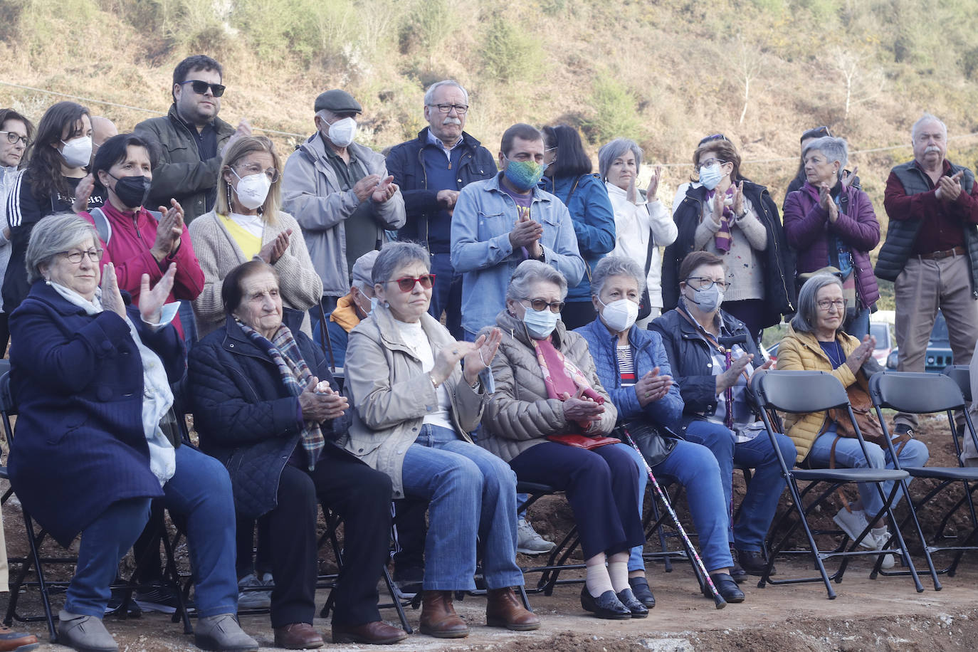 Las familias acuden a la excavación para hallar a sus antepasados y los voluntarios creen que encontrarán los restos de veinte personas más.