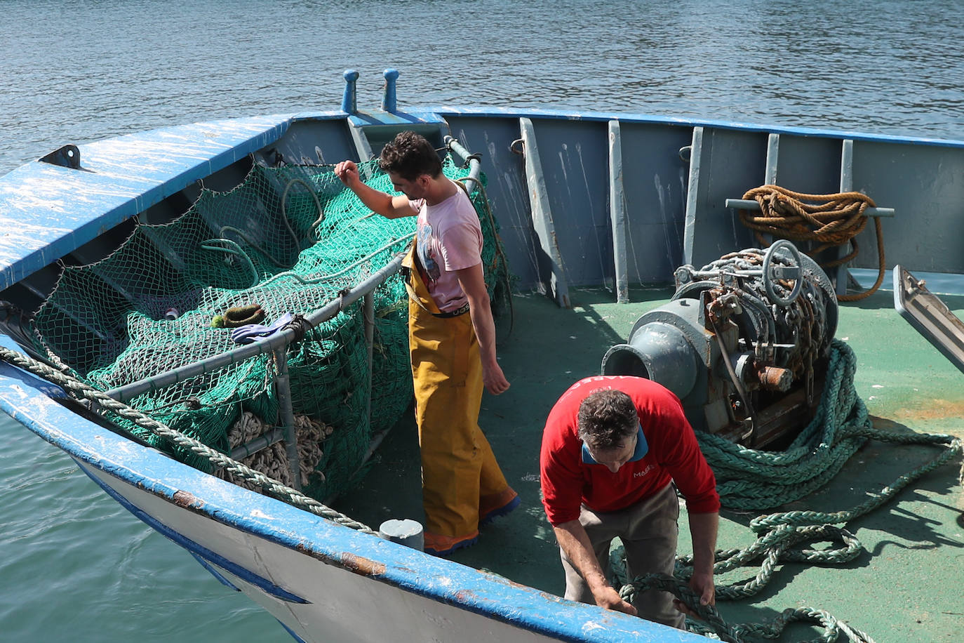 Después de tres días de amarre, la flota volvía este jueves a faenar. Al menos hasta el martes. En Gijón, entraba un barco a descargar xarda, cuya temporada comenzó a finales del mes de febrero.