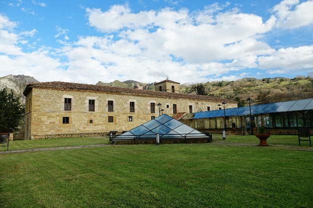 El Parador de Cangas de Onís se ubica en el monasterio de San Pedro de Villanueva, del siglo XII. / XUAN CUETO