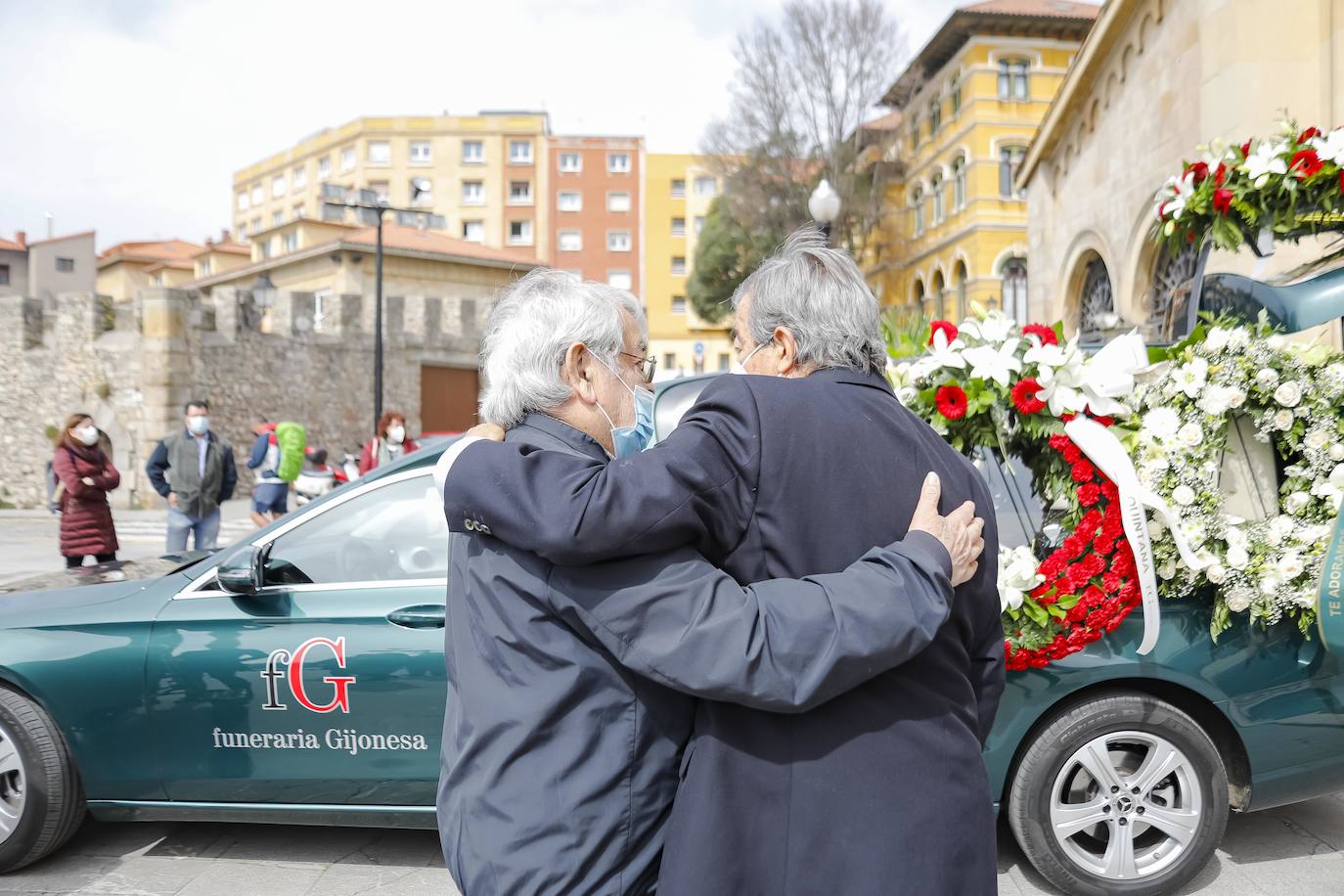 Familiares y amigos se reunieron este viernes en la iglesia de San Pedro para despedir a la gijonesa Elisa Fernández-Escandón, fallecida el pasado lunes en Madrid.