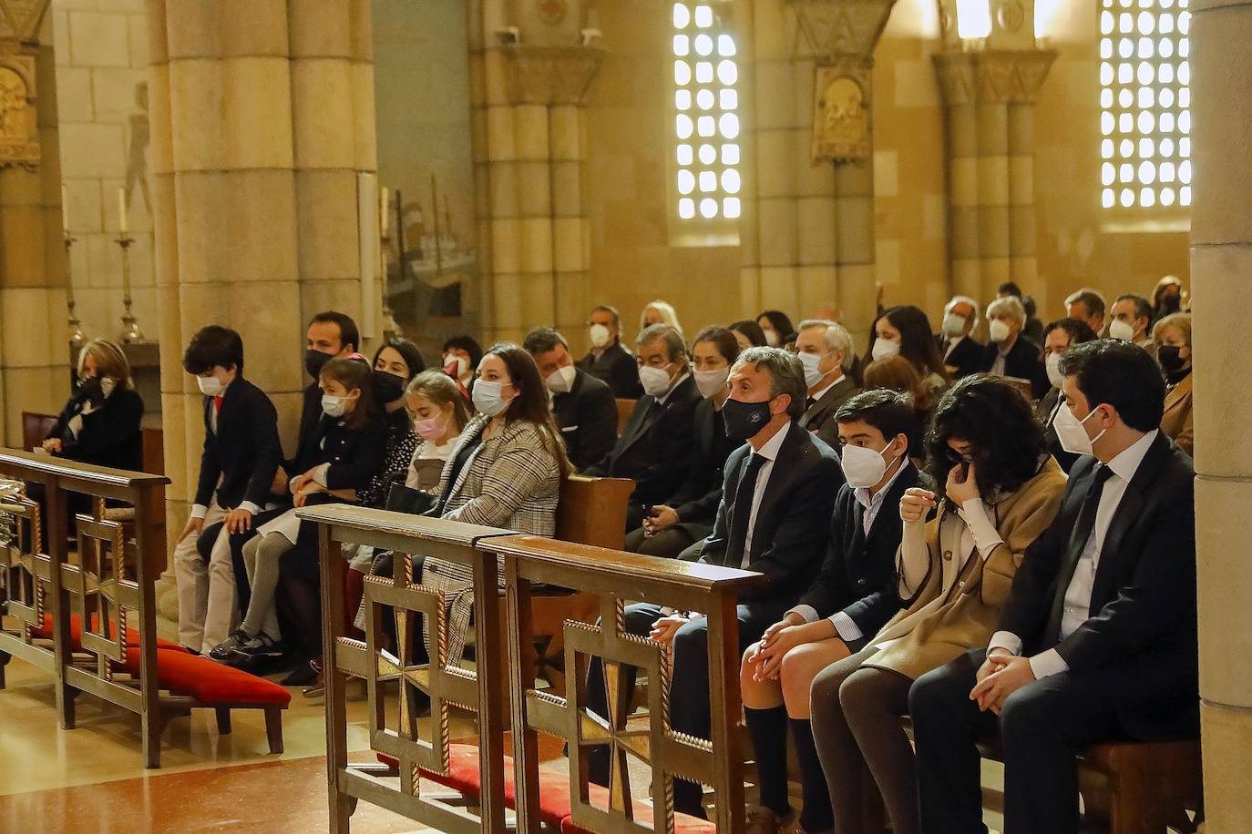 Familiares y amigos se reunieron este viernes en la iglesia de San Pedro para despedir a la gijonesa Elisa Fernández-Escandón, fallecida el pasado lunes en Madrid.