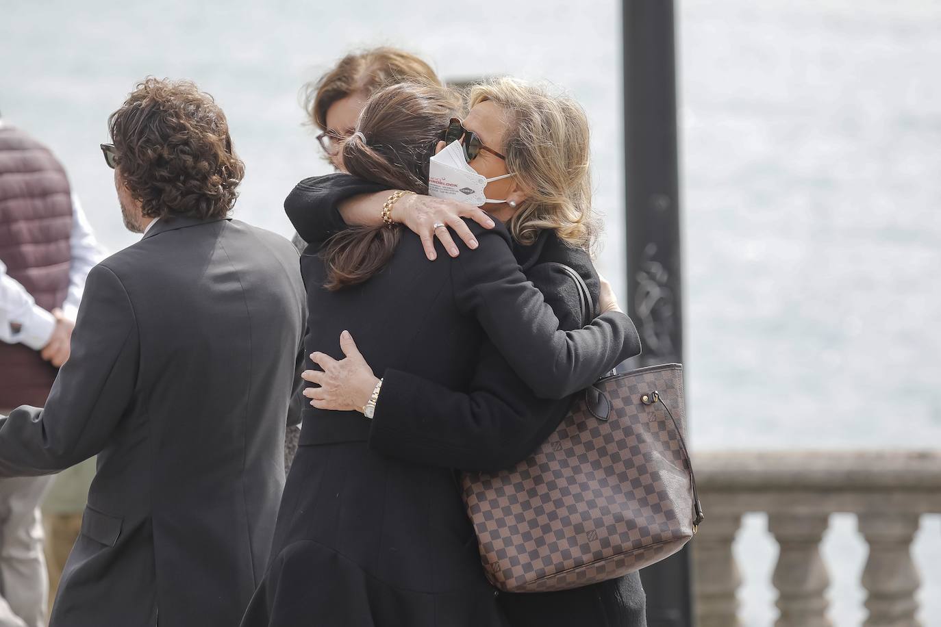 Familiares y amigos se reunieron este viernes en la iglesia de San Pedro para despedir a la gijonesa Elisa Fernández-Escandón, fallecida el pasado lunes en Madrid.