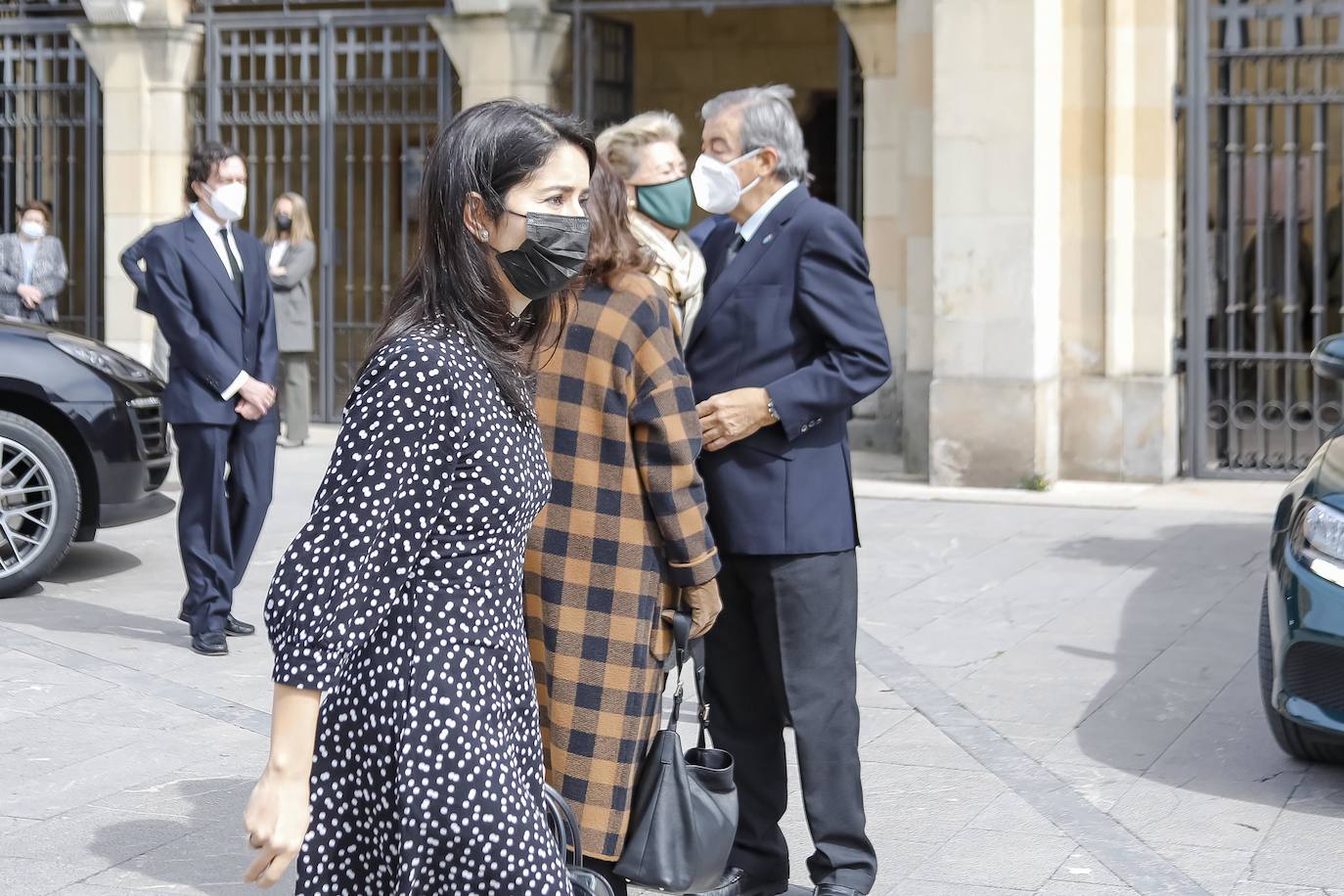 Familiares y amigos se reunieron este viernes en la iglesia de San Pedro para despedir a la gijonesa Elisa Fernández-Escandón, fallecida el pasado lunes en Madrid.