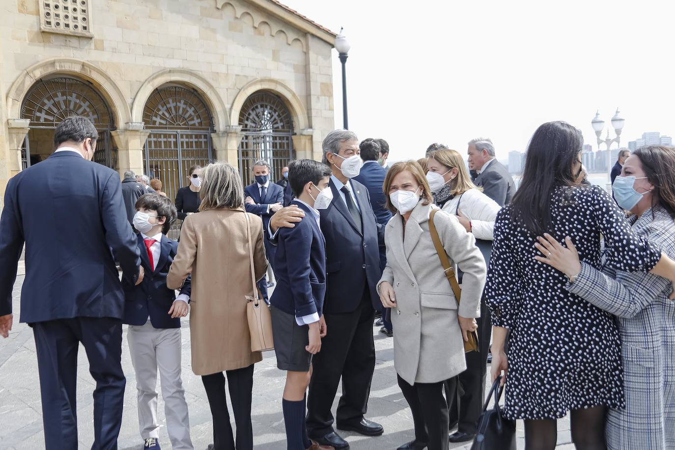 Familiares y amigos se reunieron este viernes en la iglesia de San Pedro para despedir a la gijonesa Elisa Fernández-Escandón, fallecida el pasado lunes en Madrid.