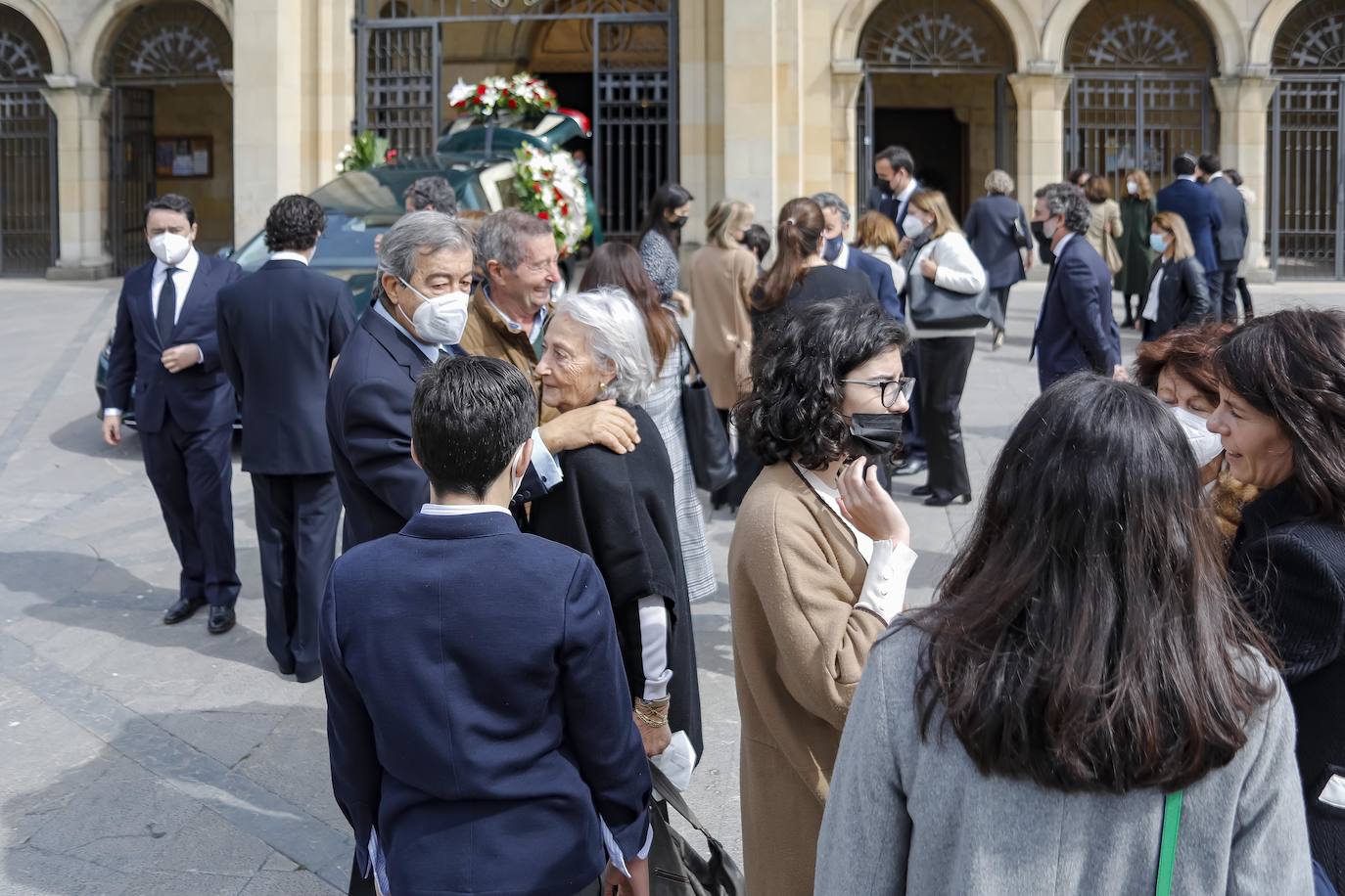 Familiares y amigos se reunieron este viernes en la iglesia de San Pedro para despedir a la gijonesa Elisa Fernández-Escandón, fallecida el pasado lunes en Madrid.