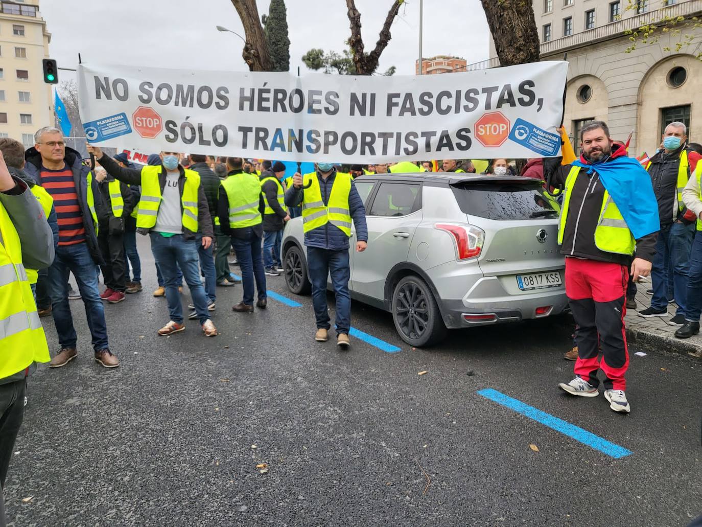 «Están eludiendo el problema de fondo, no estamos pidiendo subvenciones, sino unos precios garantizados para cubrir nuestros costes de explotación», señalan los transportistas, entre los que se encontraba un buen grupo de asturianos que se han trasladado a la capital para secundar la protesta. 