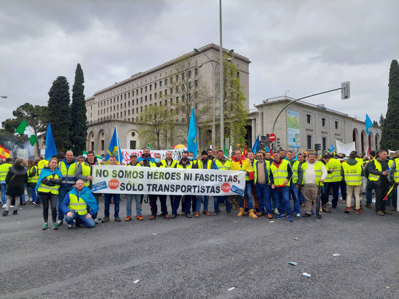 «Están eludiendo el problema de fondo, no estamos pidiendo subvenciones, sino unos precios garantizados para cubrir nuestros costes de explotación», señalan los transportistas, entre los que se encontraba un buen grupo de asturianos que se han trasladado a la capital para secundar la protesta. 