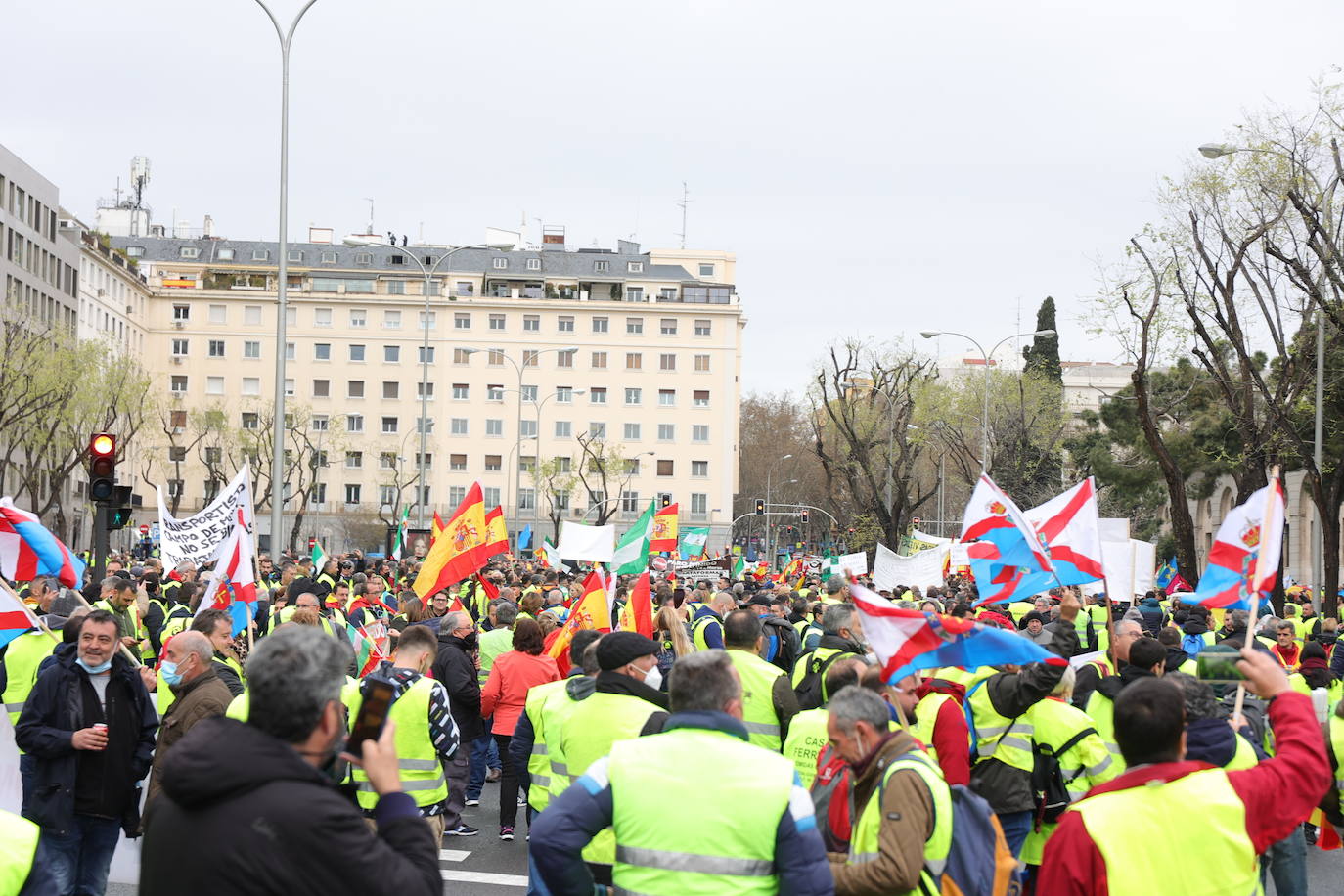 Durante el transcurso de la concentración, la ministra de Transportes, Raquel Sánchez, ha anunciado que finalmente se reunirá con ellos tras el acuerdo alcanzado con el Comité Nacional del Transporte por Carretera (CNTC). «Están eludiendo el problema de fondo, no estamos pidiendo subvenciones, sino unos precios garantizados para cubrir nuestros costes de explotación», señalan los transportistas.