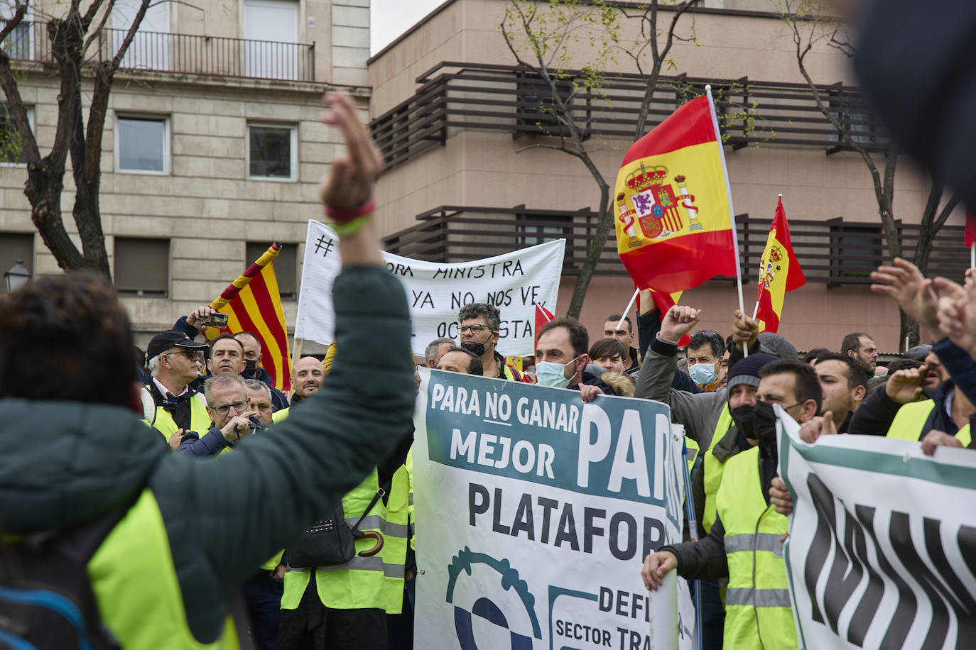 Durante el transcurso de la concentración, la ministra de Transportes, Raquel Sánchez, ha anunciado que finalmente se reunirá con ellos tras el acuerdo alcanzado con el Comité Nacional del Transporte por Carretera (CNTC). «Están eludiendo el problema de fondo, no estamos pidiendo subvenciones, sino unos precios garantizados para cubrir nuestros costes de explotación», señalan los transportistas.