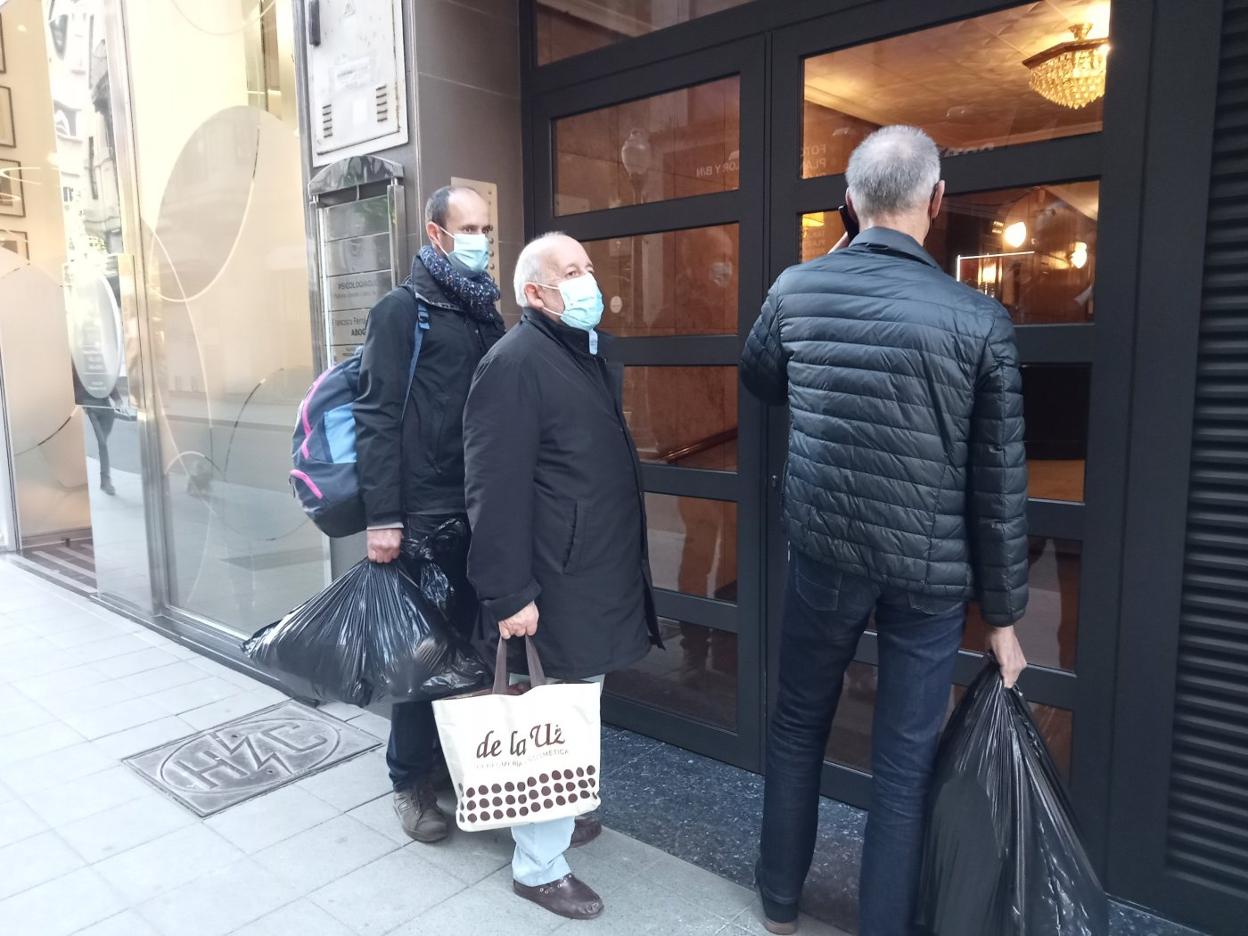 El 'padre Chus', en el centro, a la llegada a su piso de la calle Donato Argüelles tras salir de la cárcel. 