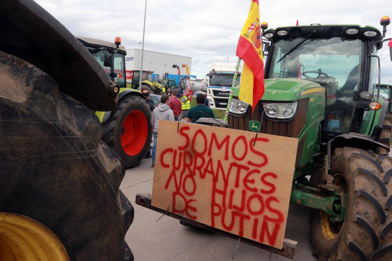 Tractorada en apoyo al mundo rural celebrada en Tapia de Casariego. 