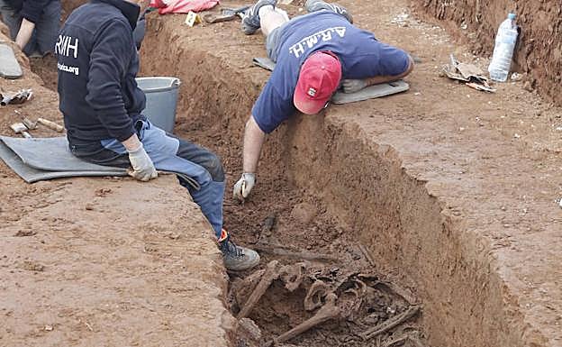 Los voluntarios, durante los trabajos.