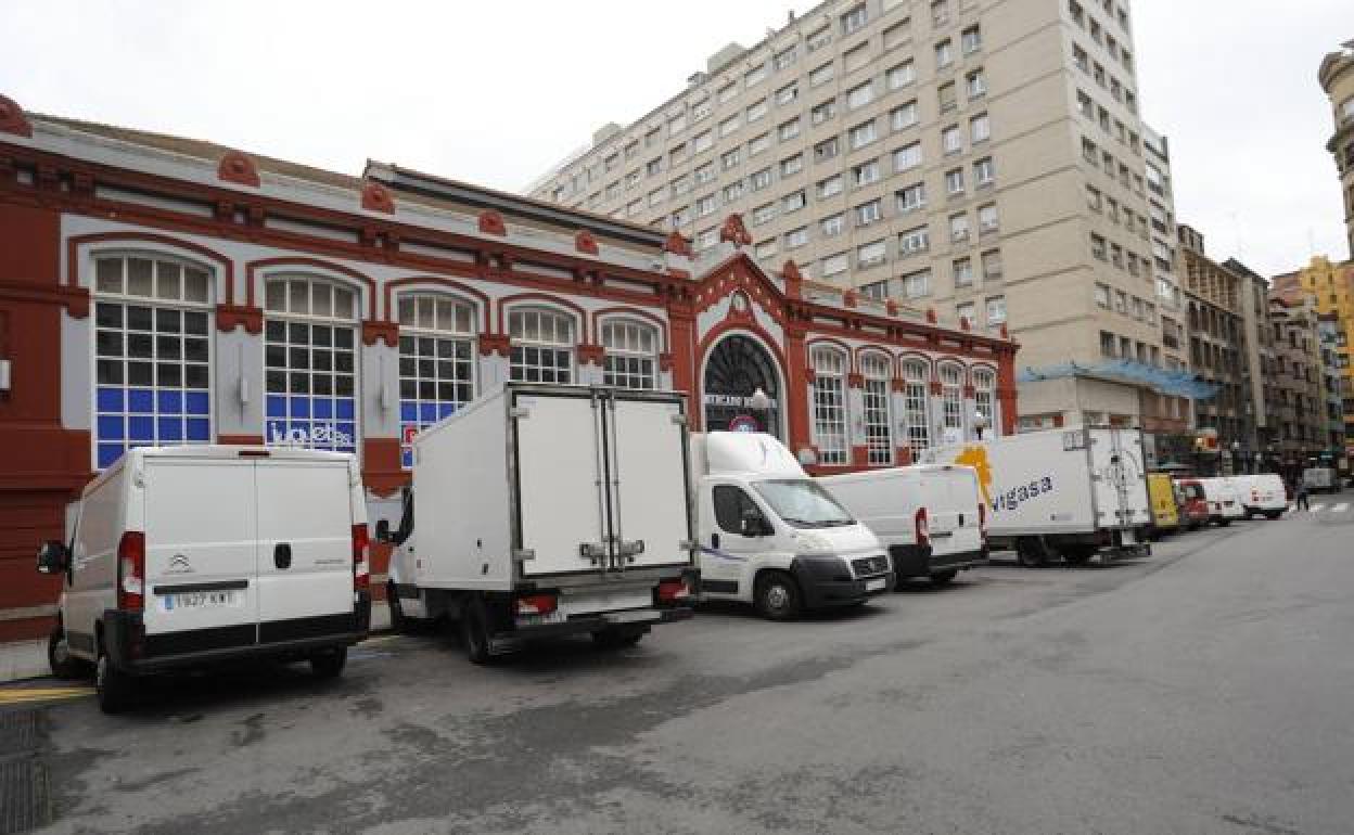 Furgonetas de reparto en el Mercado del Sur, en Gijón, en una imagen de archivo. 