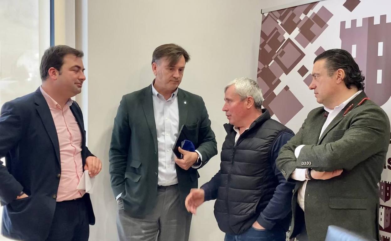 El alcalde, junto al exconcejal, durante la sesión judicial de este viernes.