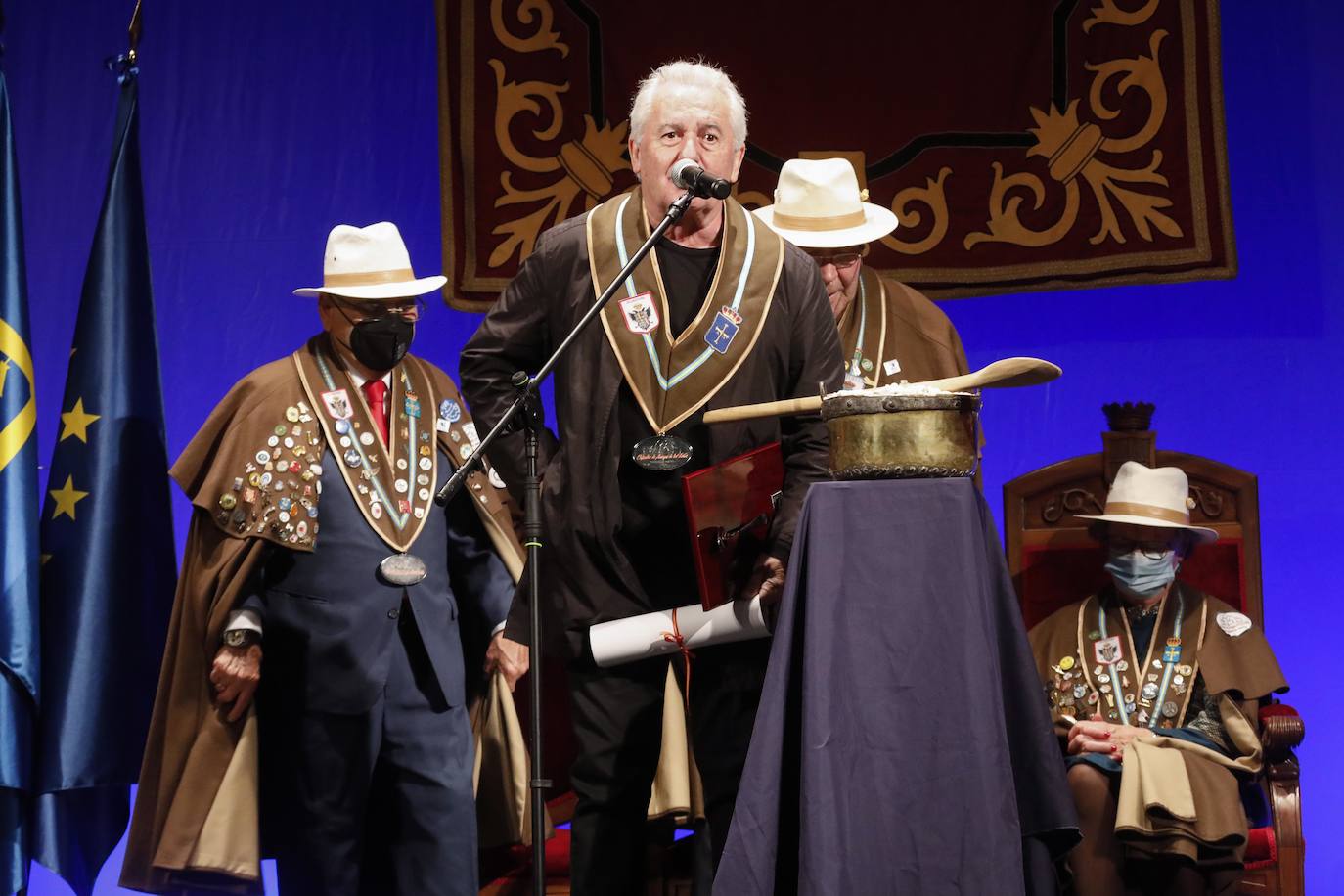 La Cofradía de Amigos de les Fabes celebró este sábado un acto institucional en el Teatro Riera en el que el cantautor y productor Víctor Manuel fue nombrado Cofrade de Honor.