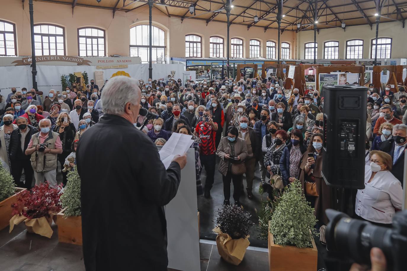 La Cofradía de Amigos de les Fabes celebró este sábado un acto institucional en el Teatro Riera en el que el cantautor y productor Víctor Manuel fue nombrado Cofrade de Honor.