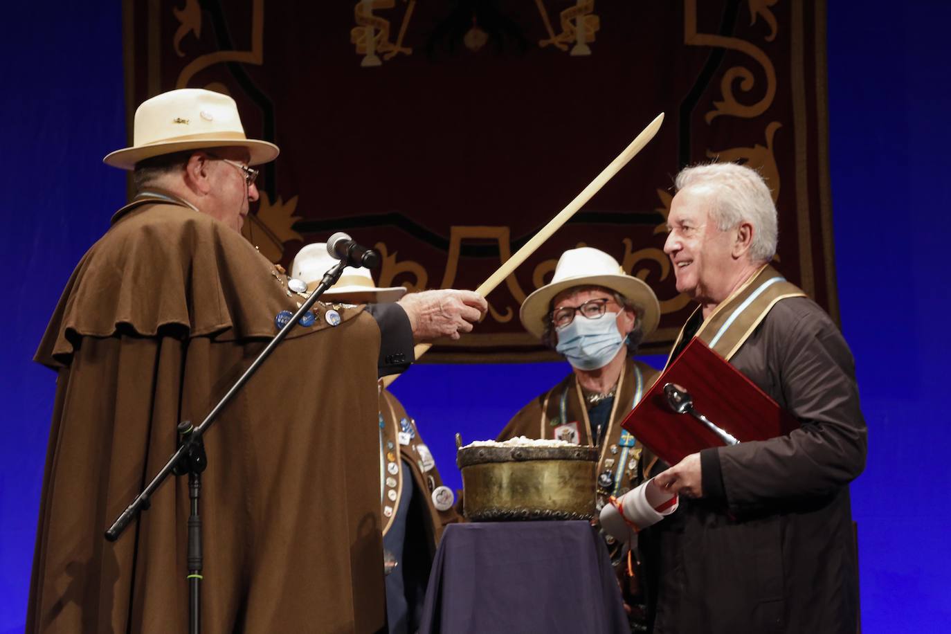 La Cofradía de Amigos de les Fabes celebró este sábado un acto institucional en el Teatro Riera en el que el cantautor y productor Víctor Manuel fue nombrado Cofrade de Honor.