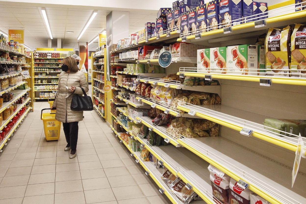 El pasillo de uno de los supermercados de Alimerka. 