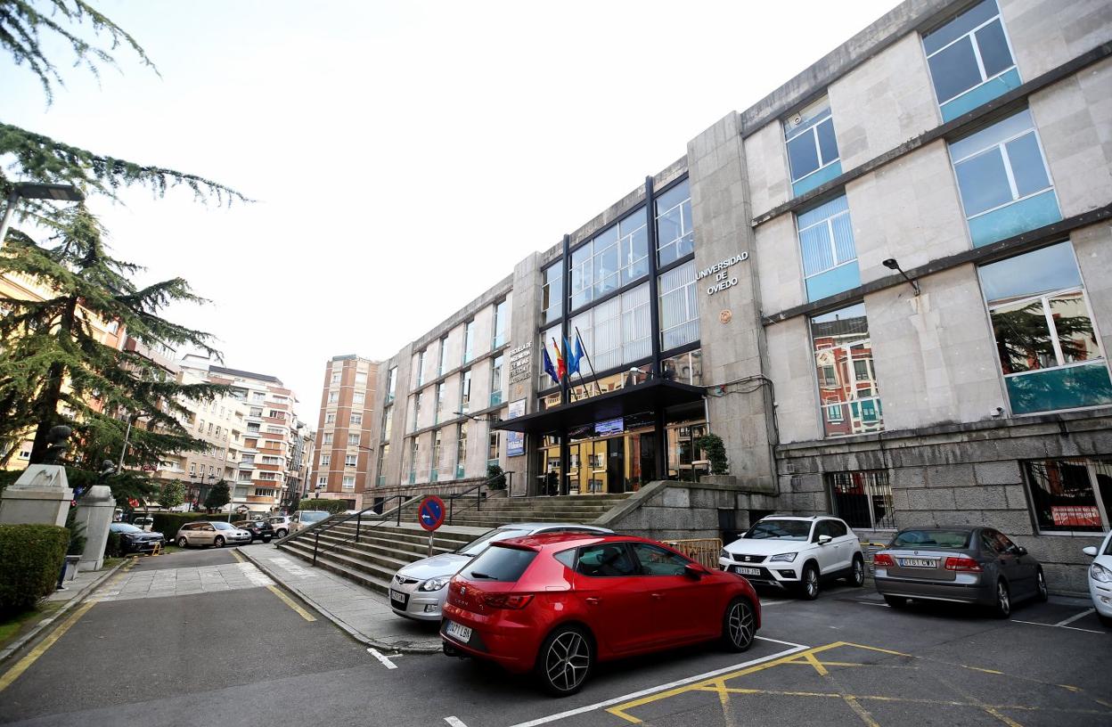 La entrada principal a la Escuela de Minas, facultad que se asentó en Oviedo hace sesenta años y ahora se quiere trasladar a Mieres. 