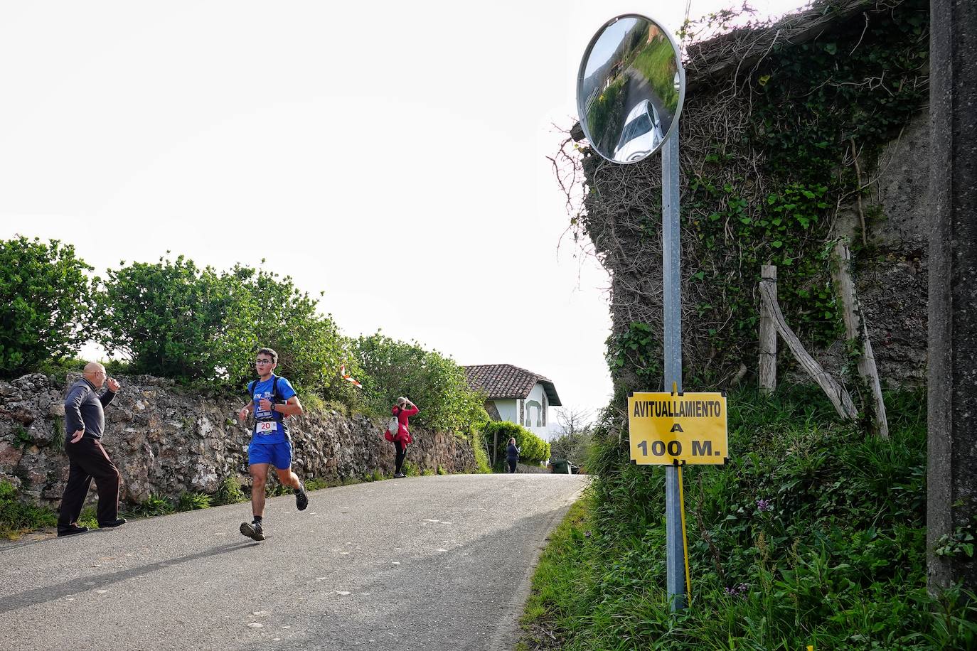 Sin duda, una de las cumbres más visitadas y más accesibles de Asturias es la ruta al PIcu Pienzu, donde centenares de personas participaron en la carrera de su subida. Comienza como un paseo de dos kilómetros llanos por pastos de montaña, en los que tenemos vistas a la costa, por un lado, y, por otro, a Arriondas y los Picos de Europa, entre otras impresionantes vistas de montaña que deja su recorrido.
