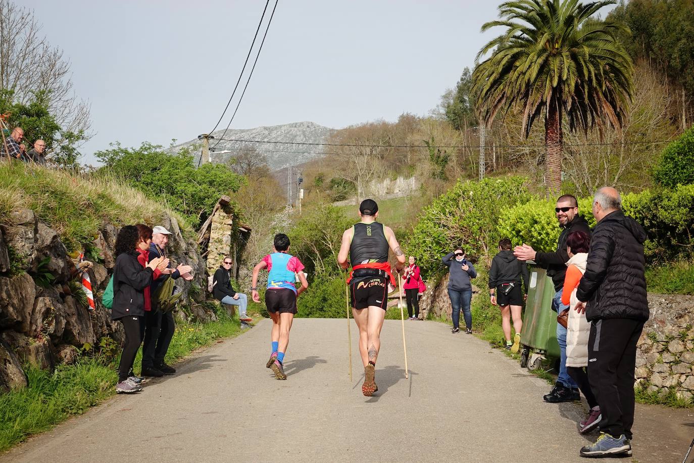 Sin duda, una de las cumbres más visitadas y más accesibles de Asturias es la ruta al PIcu Pienzu, donde centenares de personas participaron en la carrera de su subida. Comienza como un paseo de dos kilómetros llanos por pastos de montaña, en los que tenemos vistas a la costa, por un lado, y, por otro, a Arriondas y los Picos de Europa, entre otras impresionantes vistas de montaña que deja su recorrido.