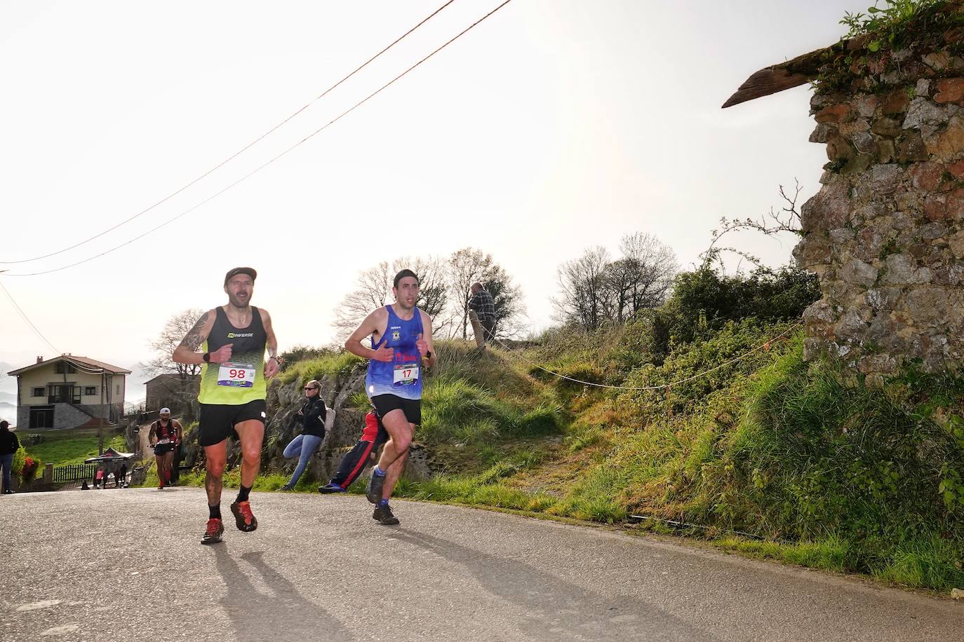 Sin duda, una de las cumbres más visitadas y más accesibles de Asturias es la ruta al PIcu Pienzu, donde centenares de personas participaron en la carrera de su subida. Comienza como un paseo de dos kilómetros llanos por pastos de montaña, en los que tenemos vistas a la costa, por un lado, y, por otro, a Arriondas y los Picos de Europa, entre otras impresionantes vistas de montaña que deja su recorrido.