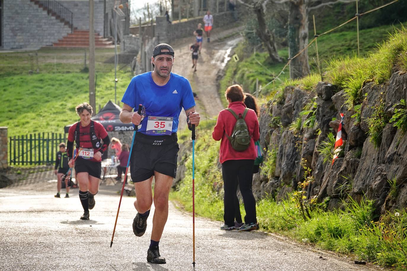 Sin duda, una de las cumbres más visitadas y más accesibles de Asturias es la ruta al PIcu Pienzu, donde centenares de personas participaron en la carrera de su subida. Comienza como un paseo de dos kilómetros llanos por pastos de montaña, en los que tenemos vistas a la costa, por un lado, y, por otro, a Arriondas y los Picos de Europa, entre otras impresionantes vistas de montaña que deja su recorrido.