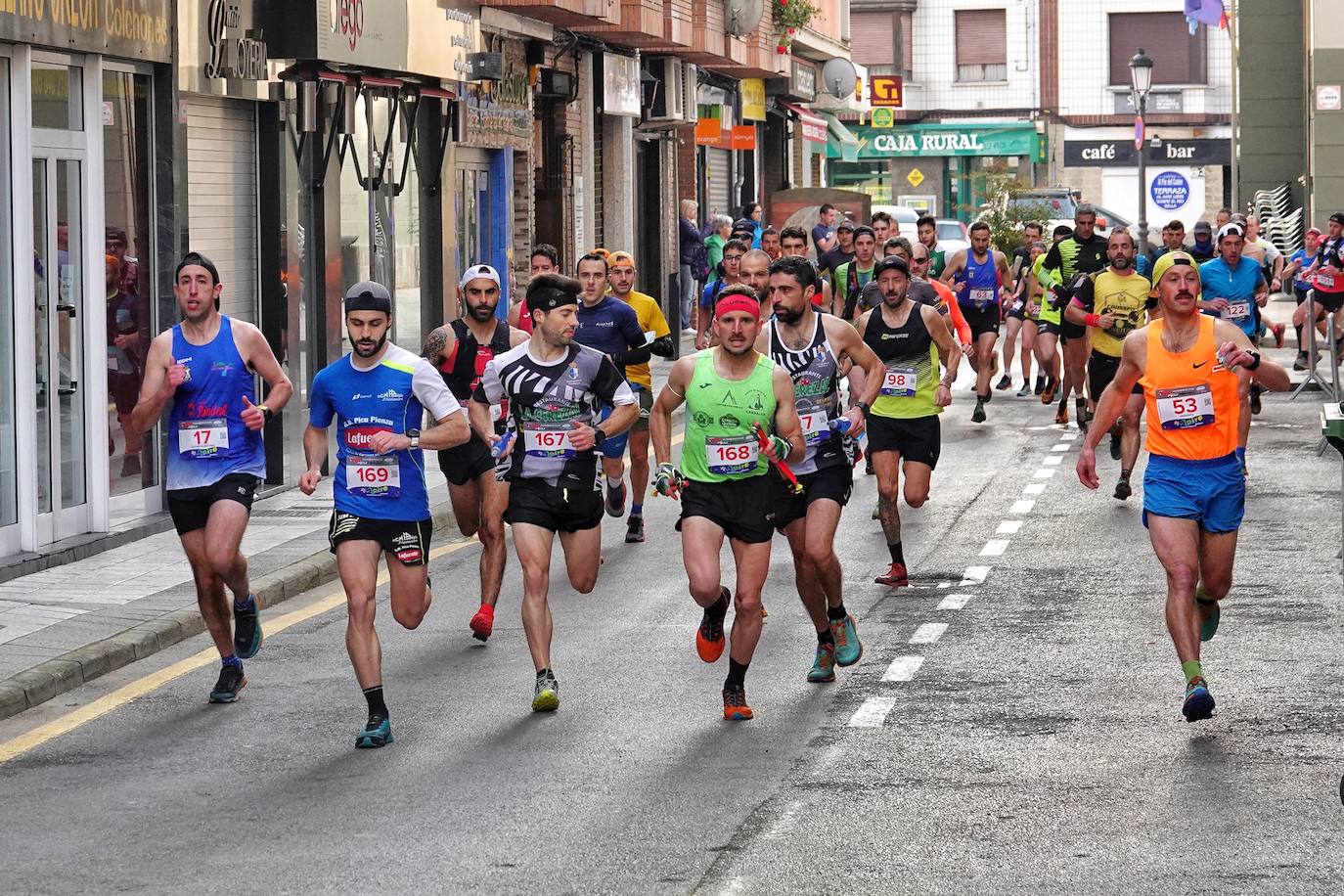 Sin duda, una de las cumbres más visitadas y más accesibles de Asturias es la ruta al PIcu Pienzu, donde centenares de personas participaron en la carrera de su subida. Comienza como un paseo de dos kilómetros llanos por pastos de montaña, en los que tenemos vistas a la costa, por un lado, y, por otro, a Arriondas y los Picos de Europa, entre otras impresionantes vistas de montaña que deja su recorrido.