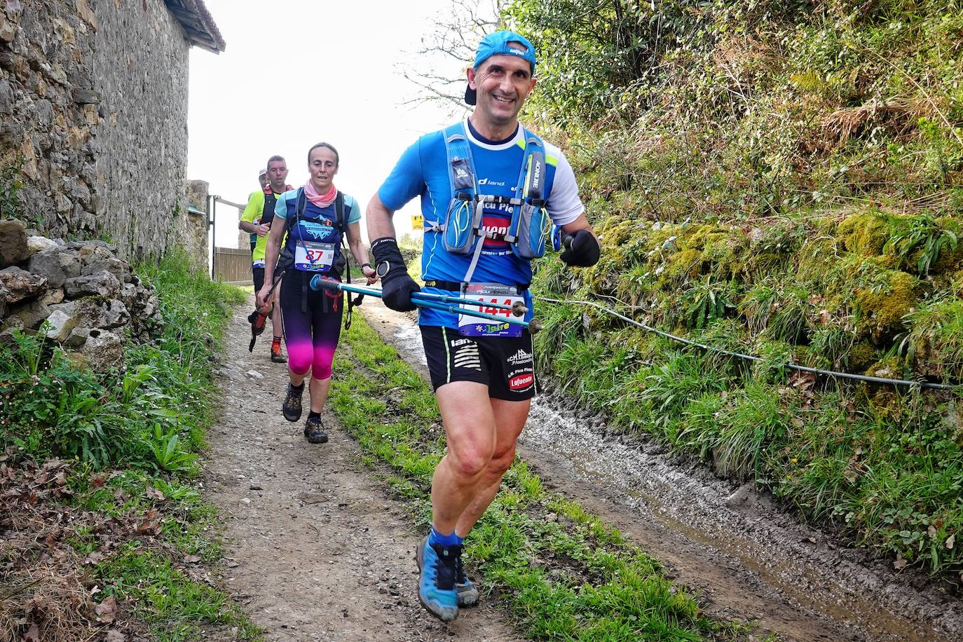 Sin duda, una de las cumbres más visitadas y más accesibles de Asturias es la ruta al PIcu Pienzu, donde centenares de personas participaron en la carrera de su subida. Comienza como un paseo de dos kilómetros llanos por pastos de montaña, en los que tenemos vistas a la costa, por un lado, y, por otro, a Arriondas y los Picos de Europa, entre otras impresionantes vistas de montaña que deja su recorrido.