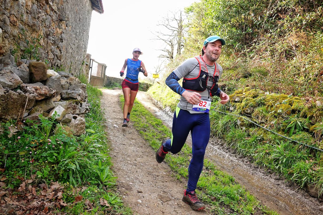 Sin duda, una de las cumbres más visitadas y más accesibles de Asturias es la ruta al PIcu Pienzu, donde centenares de personas participaron en la carrera de su subida. Comienza como un paseo de dos kilómetros llanos por pastos de montaña, en los que tenemos vistas a la costa, por un lado, y, por otro, a Arriondas y los Picos de Europa, entre otras impresionantes vistas de montaña que deja su recorrido.