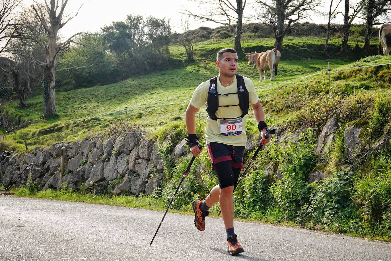 Sin duda, una de las cumbres más visitadas y más accesibles de Asturias es la ruta al PIcu Pienzu, donde centenares de personas participaron en la carrera de su subida. Comienza como un paseo de dos kilómetros llanos por pastos de montaña, en los que tenemos vistas a la costa, por un lado, y, por otro, a Arriondas y los Picos de Europa, entre otras impresionantes vistas de montaña que deja su recorrido.