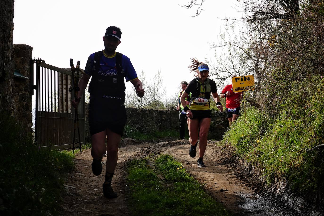 Sin duda, una de las cumbres más visitadas y más accesibles de Asturias es la ruta al PIcu Pienzu, donde centenares de personas participaron en la carrera de su subida. Comienza como un paseo de dos kilómetros llanos por pastos de montaña, en los que tenemos vistas a la costa, por un lado, y, por otro, a Arriondas y los Picos de Europa, entre otras impresionantes vistas de montaña que deja su recorrido.