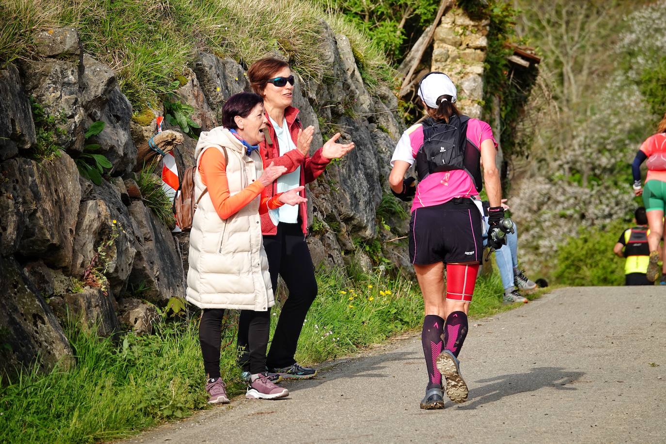 Sin duda, una de las cumbres más visitadas y más accesibles de Asturias es la ruta al PIcu Pienzu, donde centenares de personas participaron en la carrera de su subida. Comienza como un paseo de dos kilómetros llanos por pastos de montaña, en los que tenemos vistas a la costa, por un lado, y, por otro, a Arriondas y los Picos de Europa, entre otras impresionantes vistas de montaña que deja su recorrido.