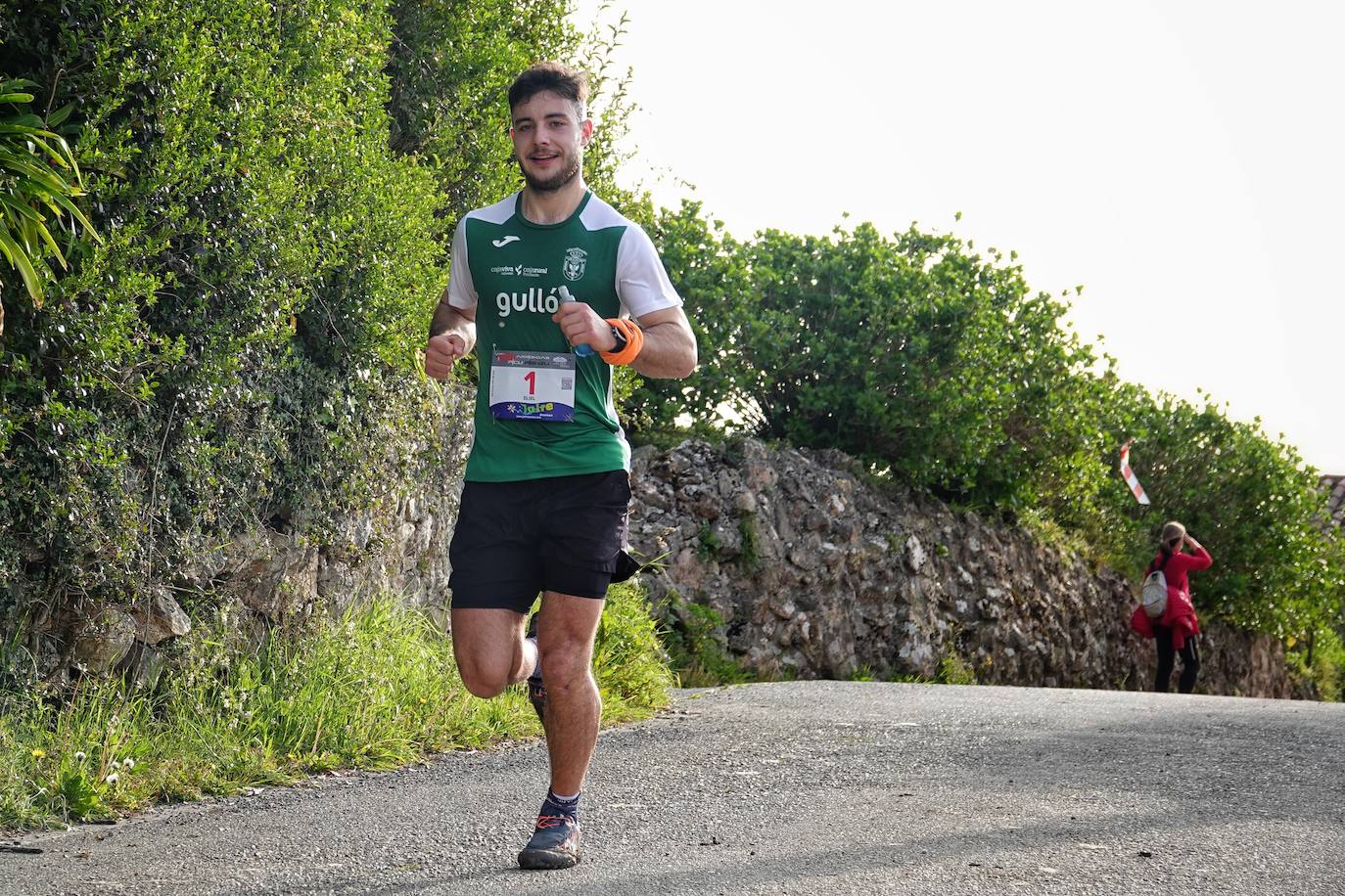 Sin duda, una de las cumbres más visitadas y más accesibles de Asturias es la ruta al PIcu Pienzu, donde centenares de personas participaron en la carrera de su subida. Comienza como un paseo de dos kilómetros llanos por pastos de montaña, en los que tenemos vistas a la costa, por un lado, y, por otro, a Arriondas y los Picos de Europa, entre otras impresionantes vistas de montaña que deja su recorrido.