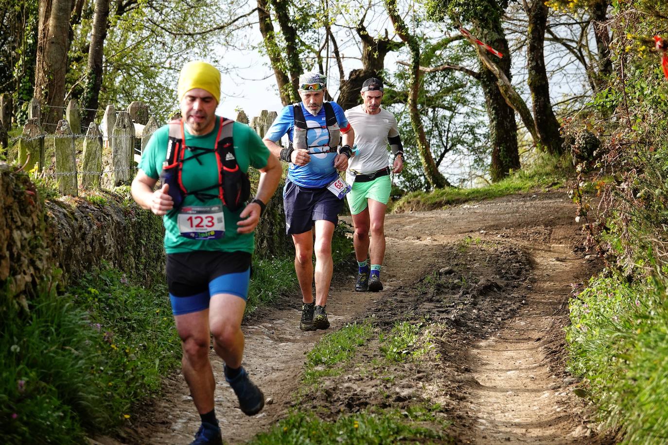 Sin duda, una de las cumbres más visitadas y más accesibles de Asturias es la ruta al PIcu Pienzu, donde centenares de personas participaron en la carrera de su subida. Comienza como un paseo de dos kilómetros llanos por pastos de montaña, en los que tenemos vistas a la costa, por un lado, y, por otro, a Arriondas y los Picos de Europa, entre otras impresionantes vistas de montaña que deja su recorrido.