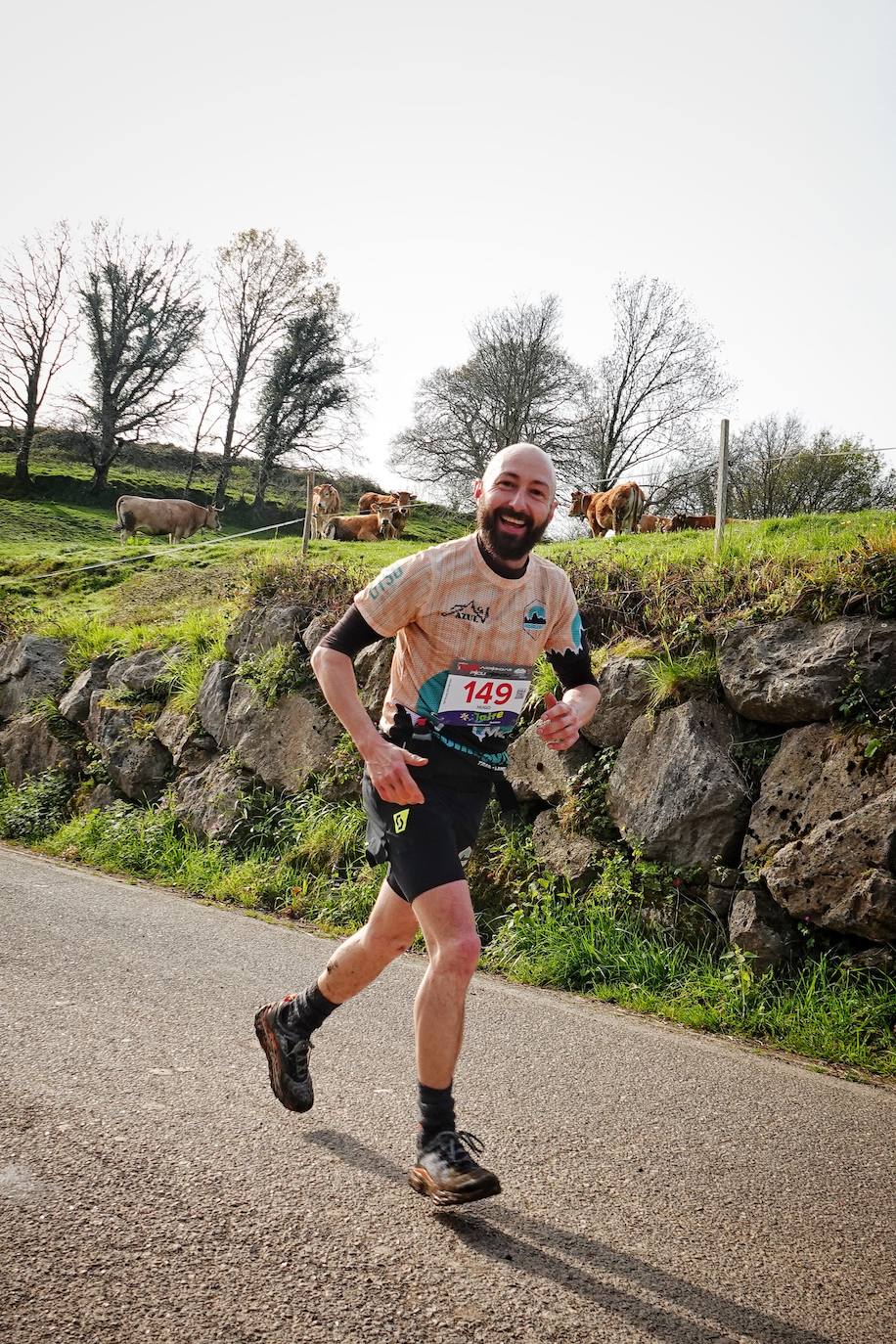 Sin duda, una de las cumbres más visitadas y más accesibles de Asturias es la ruta al PIcu Pienzu, donde centenares de personas participaron en la carrera de su subida. Comienza como un paseo de dos kilómetros llanos por pastos de montaña, en los que tenemos vistas a la costa, por un lado, y, por otro, a Arriondas y los Picos de Europa, entre otras impresionantes vistas de montaña que deja su recorrido.