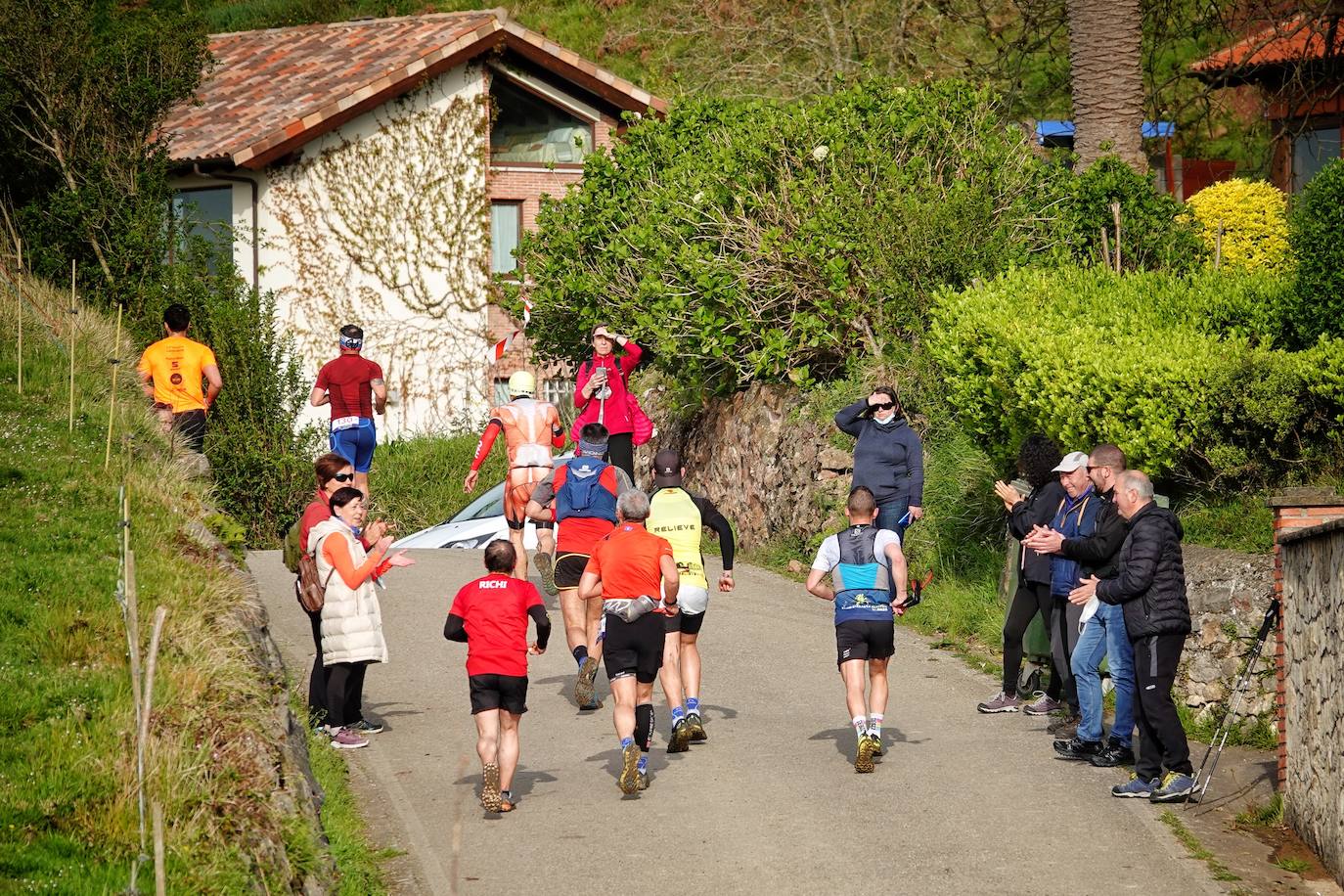 Sin duda, una de las cumbres más visitadas y más accesibles de Asturias es la ruta al PIcu Pienzu, donde centenares de personas participaron en la carrera de su subida. Comienza como un paseo de dos kilómetros llanos por pastos de montaña, en los que tenemos vistas a la costa, por un lado, y, por otro, a Arriondas y los Picos de Europa, entre otras impresionantes vistas de montaña que deja su recorrido.