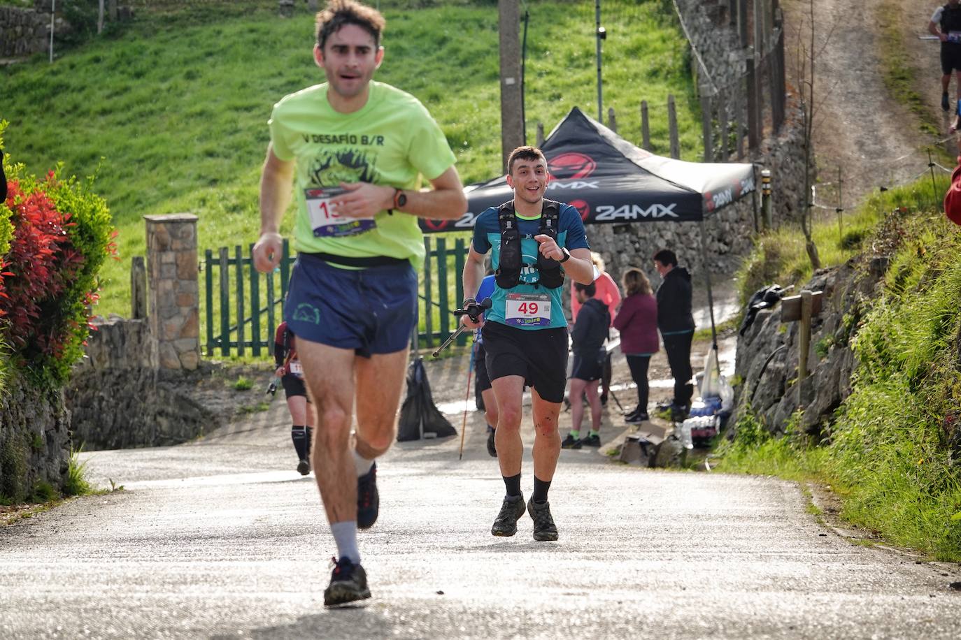 Sin duda, una de las cumbres más visitadas y más accesibles de Asturias es la ruta al PIcu Pienzu, donde centenares de personas participaron en la carrera de su subida. Comienza como un paseo de dos kilómetros llanos por pastos de montaña, en los que tenemos vistas a la costa, por un lado, y, por otro, a Arriondas y los Picos de Europa, entre otras impresionantes vistas de montaña que deja su recorrido.
