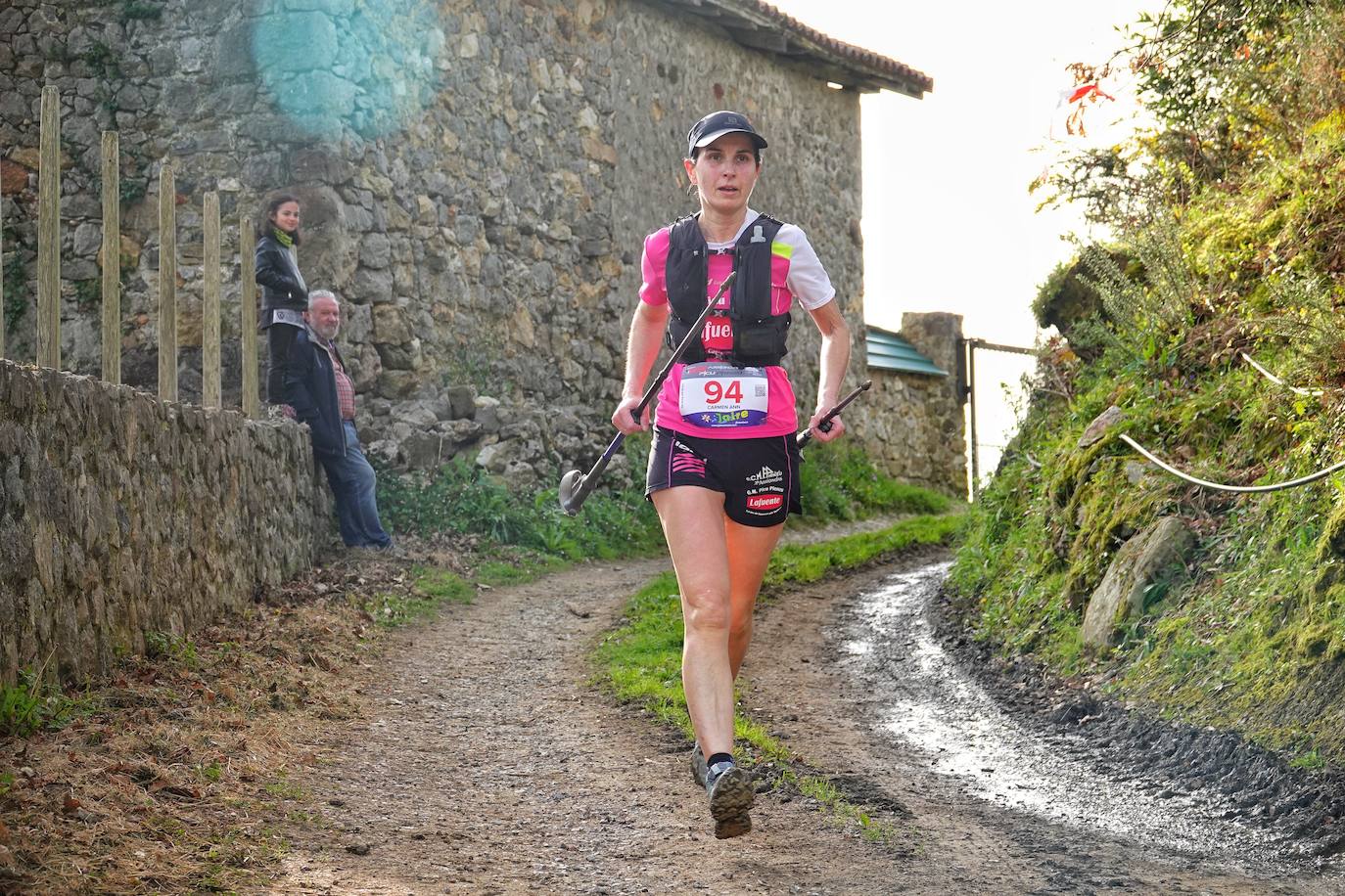 Sin duda, una de las cumbres más visitadas y más accesibles de Asturias es la ruta al PIcu Pienzu, donde centenares de personas participaron en la carrera de su subida. Comienza como un paseo de dos kilómetros llanos por pastos de montaña, en los que tenemos vistas a la costa, por un lado, y, por otro, a Arriondas y los Picos de Europa, entre otras impresionantes vistas de montaña que deja su recorrido.
