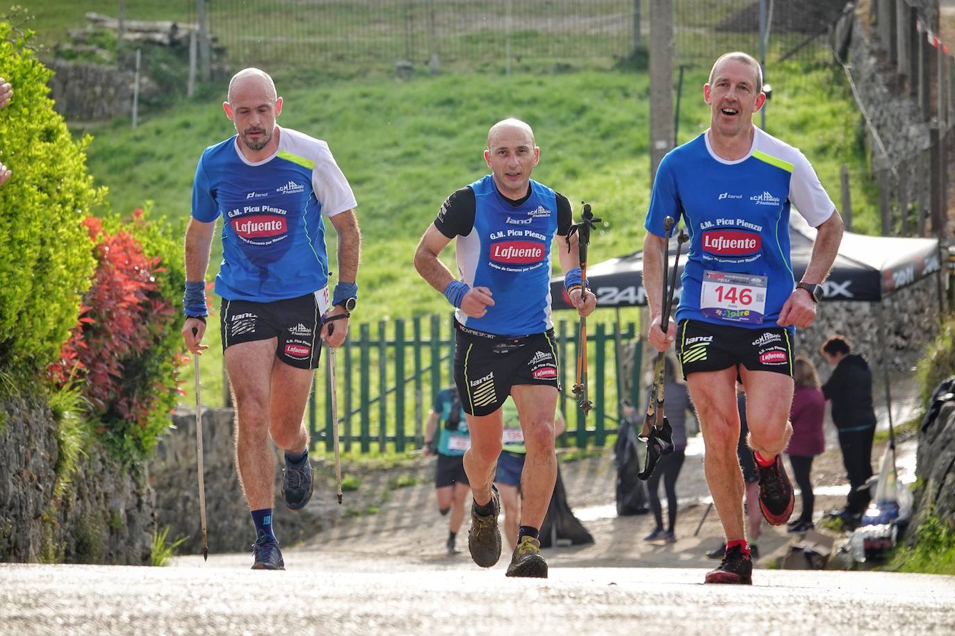 Sin duda, una de las cumbres más visitadas y más accesibles de Asturias es la ruta al PIcu Pienzu, donde centenares de personas participaron en la carrera de su subida. Comienza como un paseo de dos kilómetros llanos por pastos de montaña, en los que tenemos vistas a la costa, por un lado, y, por otro, a Arriondas y los Picos de Europa, entre otras impresionantes vistas de montaña que deja su recorrido.