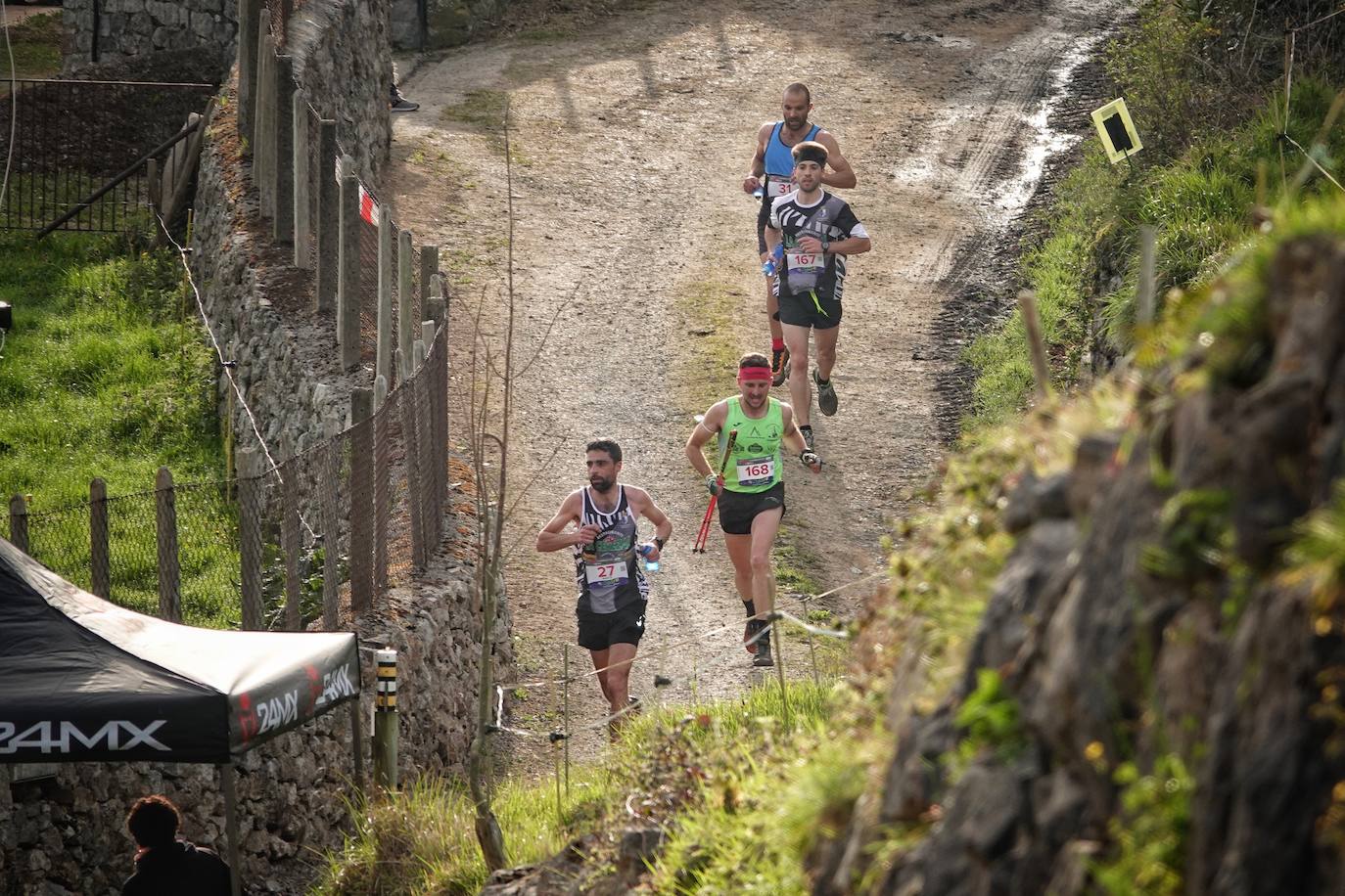 Sin duda, una de las cumbres más visitadas y más accesibles de Asturias es la ruta al PIcu Pienzu, donde centenares de personas participaron en la carrera de su subida. Comienza como un paseo de dos kilómetros llanos por pastos de montaña, en los que tenemos vistas a la costa, por un lado, y, por otro, a Arriondas y los Picos de Europa, entre otras impresionantes vistas de montaña que deja su recorrido.
