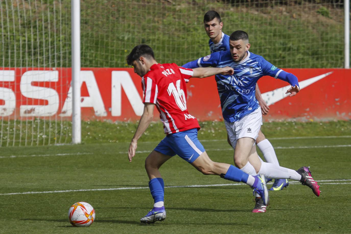Fotos: Las mejores jugadas del Sporting B - San Martín (2-0)