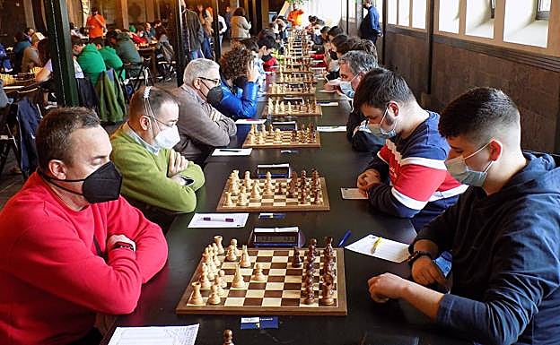 Jesús Sierra frente a Álvaro González, en primer término. 