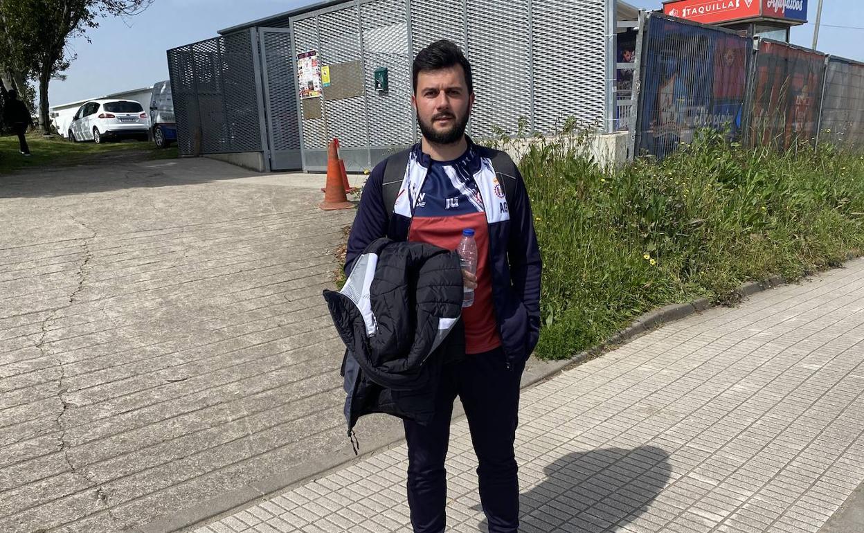 Jorge González Rojo, Astu, hoy a la salida del campo de La Cruz tras anunciar su dimisión. 