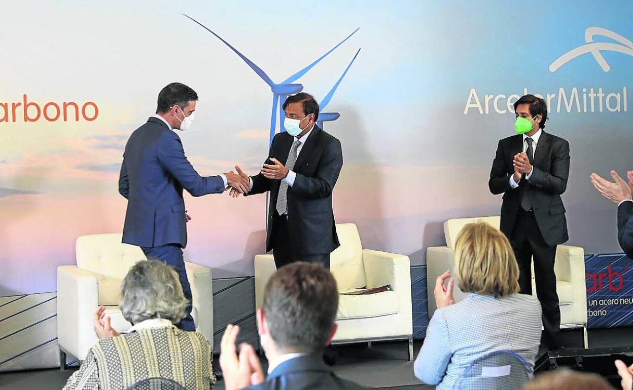 Pedro Sánchez, Lakhsmi y Aditya Mittal, en la presentación del plan de descarbonación de Asturias. 