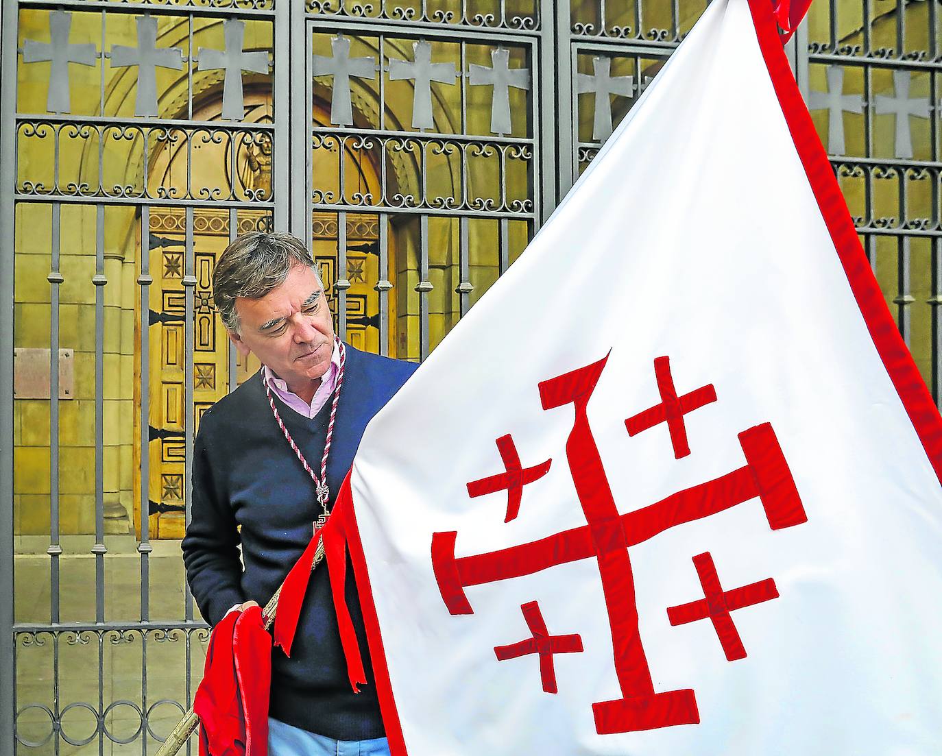 Alejandro Vallaure mira la bandera de la cofradía del Santo Sepulcro (Gijón). arnaldo garcía