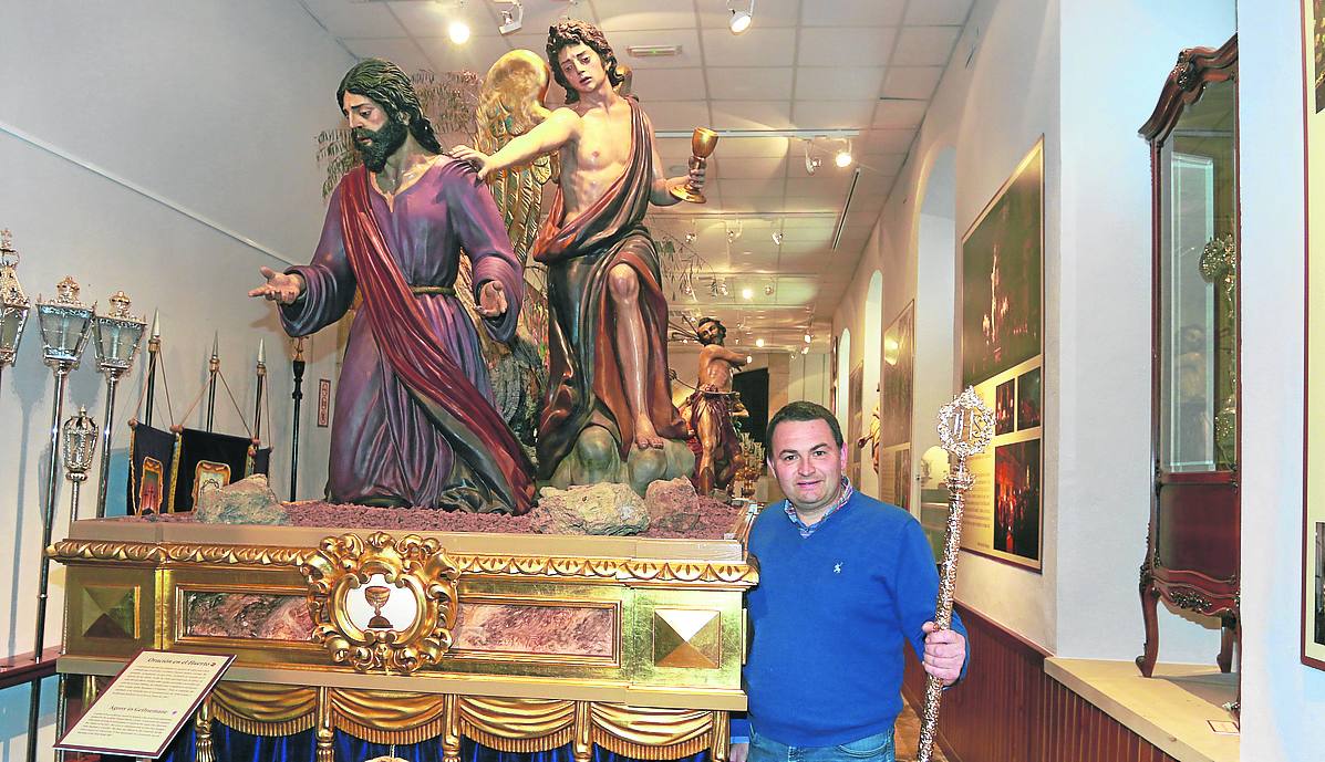 Nicolás Rodríguez, del Jesús Nazareno (Villaviciosa), ante una de las imágenes con las que procesionarán. j. m. pardo