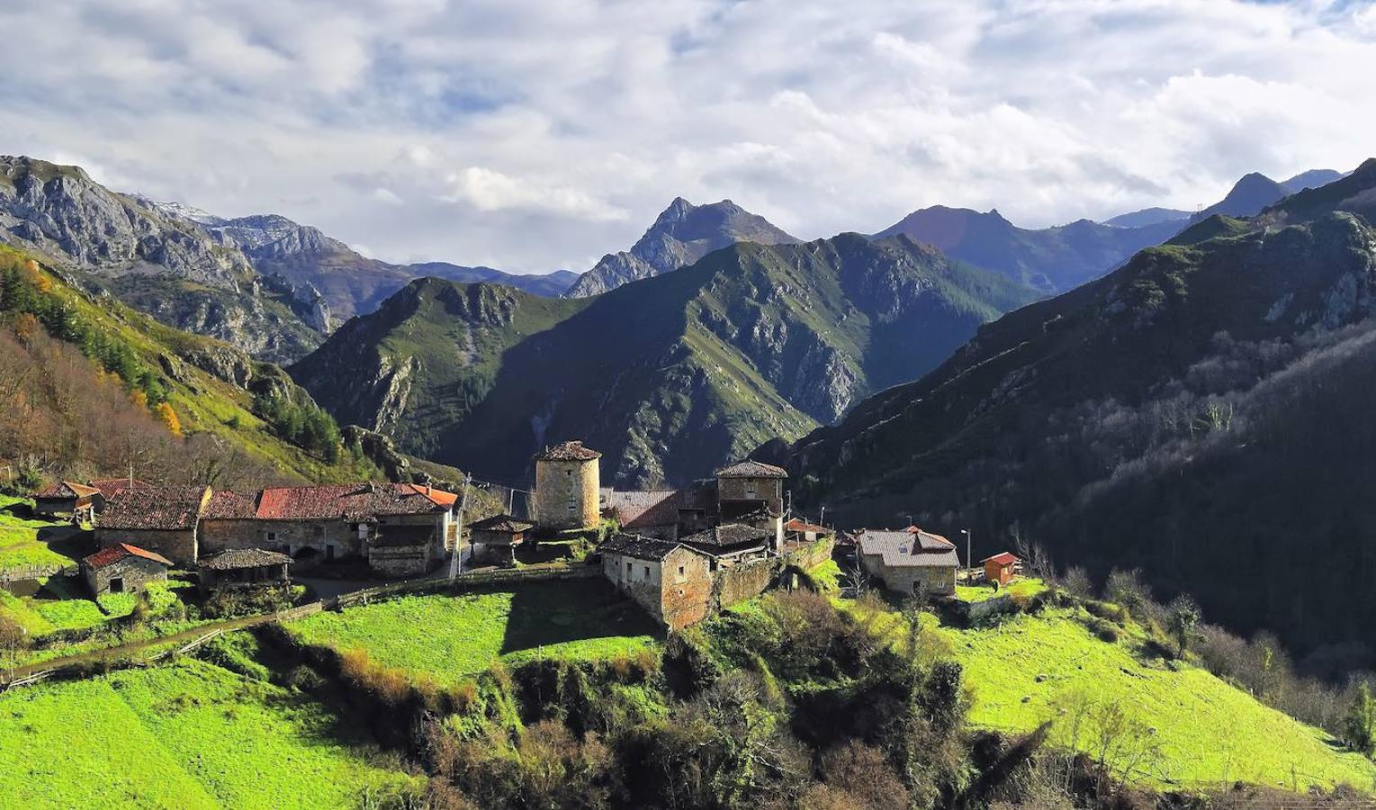 Bandujo: La aldea medieval de Bandujo ubicada en el concejo de Proaza, data del siglo VIII y se alza a 660 m de altitud en la zona central de Asturias. Un tesoro entre montañas que está declarado Bien de Interés Cultural desde 2009 y que se encuentra rodeado por un entorno y un paisaje natural de una belleza abrumadora.