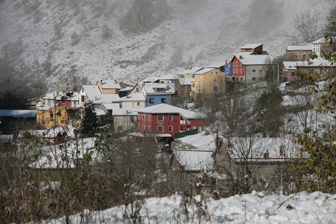 Tielve: Esta aldea de montaña situada a 700 m de altitud sobre una imponente ladera, rodeada de senderos procedentes de diferentes zonas de Picos y marcada por el rumor del río Duje, es uno de esos lugares que tampoco te pueder perder. El imponente paisaje que la rodea, sus gentes y su arquitectura te dejarán sin duda con ganas de volver.